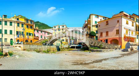 Blick auf Bogliasco im Sommer mit wunderschönem Meer, Himmel und bunten Gebäuden. Ligurien, Region Genua, italienische Riviera Stockfoto