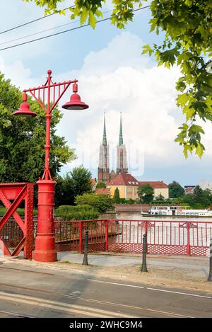 Breslau Polen. Rote Straßenlaternen an der Sand Bridge. Blick auf die Kathedrale des Heiligen Johannes des Täufers auf der Insel Tumski. Stockfoto