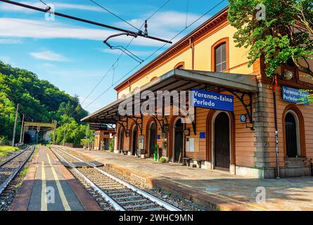 Blick auf die Bahnsteige des Bahnhofs Varenna-Esino Porledo in Perledo an der Bahnstrecke TiranäLecco in der Lombardei im Norden Italiens Stockfoto