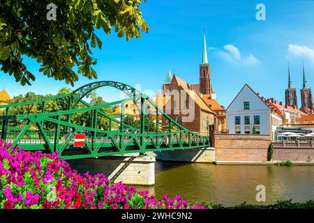 Panoramablick auf die renovierte Tumski-Brücke in Breslau, Polen Stockfoto