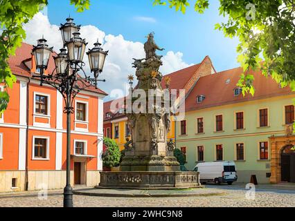 Sehen Sie die Statue von John Nepomunk und die Stiftskirche des Heiligen Kreuzes und Bartholomäus Stockfoto