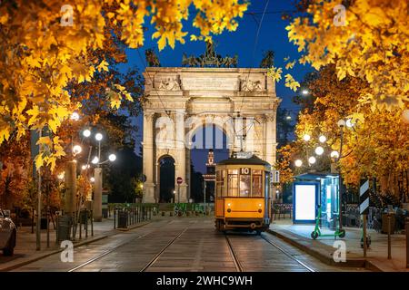 Blick auf den Friedensbogen mit gelber Straßenbahn in Mailand, Italien Stockfoto