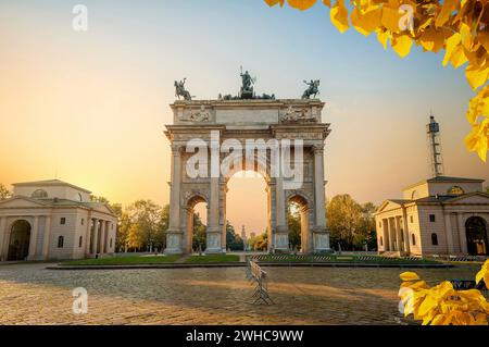 Peace Arch im Sempione Park im Herbst, Mailand, Lombardei, Italien Stockfoto