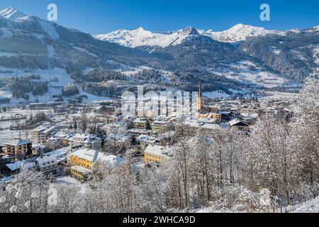 Winterpanorama des Dorfes vom Gasteiner Hoehenweg mit Goldberggruppe, Bad Hofgastein, Gasteinertal, hohe Tauern, Salzburger Land Stockfoto