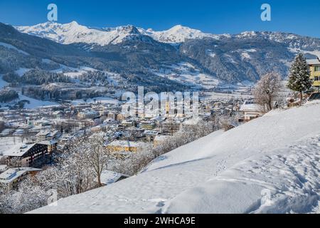 Winterpanorama des Dorfes vom Gasteiner Hoehenweg mit Goldberggruppe, Bad Hofgastein, Gasteinertal, hohe Tauern, Salzburger Land Stockfoto