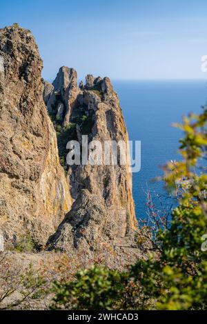 Die schroffen Klippen nahe dem Meer der vulkanischen Formation Karadag in Koktebel Krim. Stockfoto