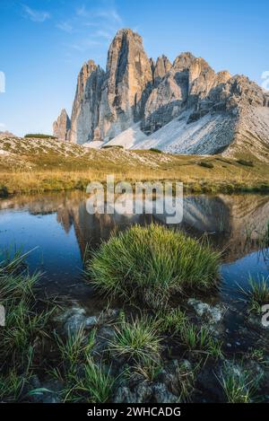 Berühmte Tre Cime di Lavaredo spiegelt sich in kleinen Teich, Dolomiten Alpen Berge, Italien, Europa. Berg der drei Zinnen in den Dolomiten. Stockfoto