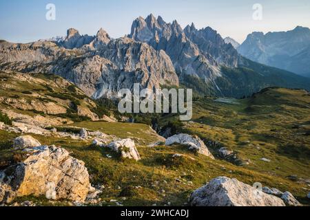 Blick Richtung Cadini di Misurina auf dem Wanderweg rund um den Nationalpark Tre Cime, Dolomiten, Italien, Europa. Stockfoto