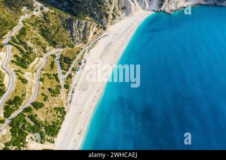 Myrtos Strand mit blauer Bucht auf der Insel Kefalonia, Griechenland. Stockfoto