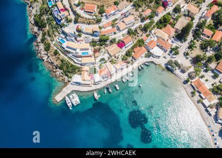 ASSOS malerisches Fischerdorf von oben, Kefalonia, Griechenland. Luftdrohnenansicht. Segelboote liegen in türkisfarbener Bucht. Stockfoto