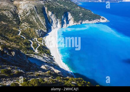 Blick aus der Vogelperspektive auf den wunderschönen Myrtos-Strand auf der Insel Kefalonia, Griechenland. Stockfoto