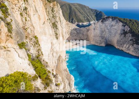 Luftaufnahme des schönen Navagio oder Shipwreck Strandes auf der Insel Zakynthos, Griechenland. Touristen auf Klippe genießen die Aussicht auf Sommer Reise. Stockfoto