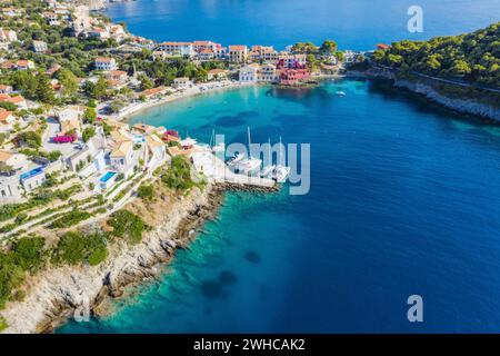 ASSOS malerisches Fischerdorf von oben, Kefalonia, Griechenland. Luftdrohnenansicht. Segelboote liegen in türkisfarbener Bucht. Stockfoto