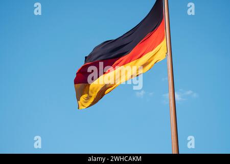 Deutsche Nationalflaggen auf blauem Himmelshintergrund. Stockfoto