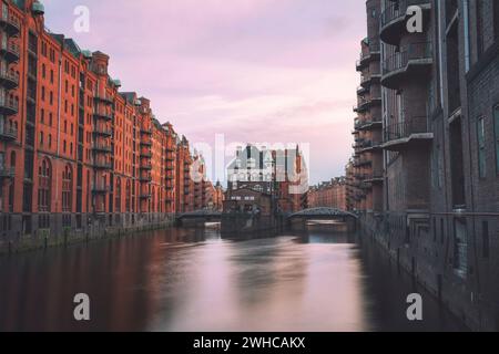 Hamburg, Lagerviertel Speicherstadt, Deutschland, Europa. Panoramablick auf die Wandrahmsfleet bei Abendlicht, berühmte Sehenswürdigkeiten im Hafen von Hamburg. Stockfoto