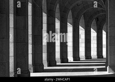 Licht und Schatten in der Arkade der Kongresshalle, unvollendetes monumentales Gebäude der Nationalsozialisten auf der ehemaligen NS-Parteiversammlung Stockfoto