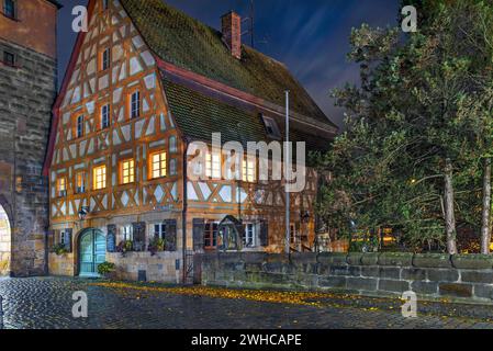 Historisches Fachwerkhaus aus dem Jahr 1799, in der Altstadt bei Herbstregen, Lauf an der Pegnitz, Mittelfranken, Bayern, Deutschland Stockfoto