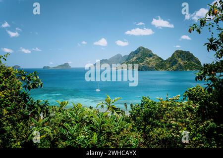 Einsames Yachtboot in der Meeresbucht in der Nähe des Strands Las Cabanas. Felsige Berge im Hintergrund. El Nido, Palawan, Philippinen. Stockfoto