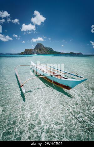 Kleine Fischerdorf banca Boot vor cadlao Insel mit kristallklarem Wasser, Ebbe, erstaunliche Natur von Palawan, Philippinen. Stockfoto