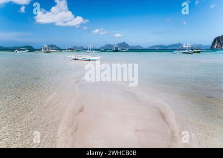 El Nido, Palawan, Philippinen. Tropische Landschaft von banca Boot am Strand bei Ebbe. Stockfoto