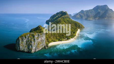 Drone Antenne Panorama Bild von Hubschrauber Insel Bacuit Bay in El Nido, Palawan, Philippinen beleuchtet nach Sonnenaufgang. Stockfoto