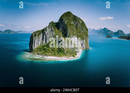 El Nido, Palawan, Philippinen. Beeindruckende Luftdrohne über dem Blick auf die einzigartige Pinagbuyutan Island. El Nido Dorf im Hintergrund. Stockfoto