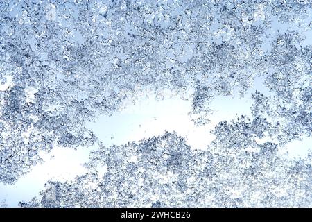 Winterhintergrund, Textur von Eistropfen, gefrorenem Regen und Schnee auf Glas Stockfoto