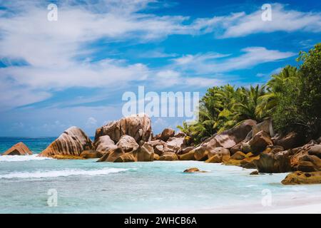 Wunderschön geformte Granitblöcke, flache tropische Lagune am unberührten anse Cocos Strand, La Digue Island, Seychellen. Stockfoto