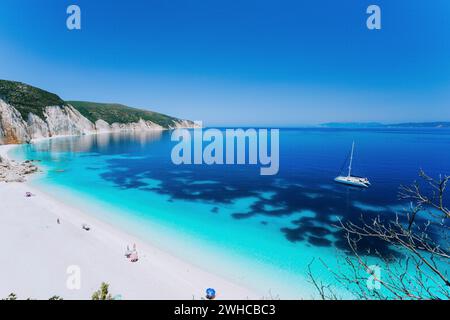 Einsame weiße Katamaran Yacht driftet in klarem blauen Karibik wie Meerwasser. Touristen Freizeitbeschäftigung am Strand mit azurfarbenen flachen Lagune. Stockfoto