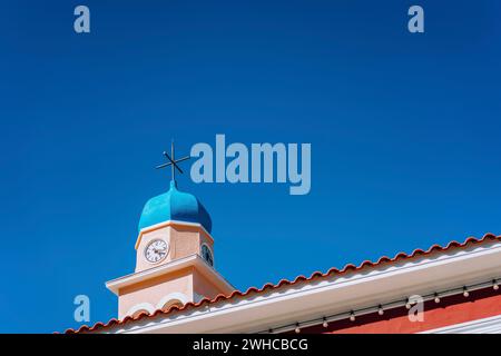 Kirchturm gegen blauen Himmel auf der Insel Kefalonia, Griechenland. Sommerferiensaison. Stockfoto