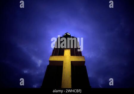 Der große Leuchtturm mit dem Memorial Cross of the war Old Cemetery, Westkapelle, Veere Municipality, Zeeland, Niederlande, Europa Stockfoto