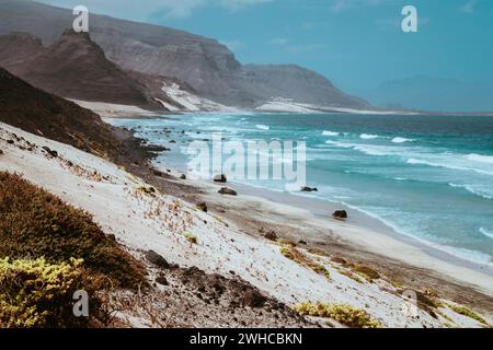 Atemberaubende Aussicht über karge, zerklüftete vulkanische Klippen und Sanddünen. Weite Ebene der Küste. Baia Das Gatas. Nördlich von Calhau, Insel Sao Vicente Kap Verde. Stockfoto