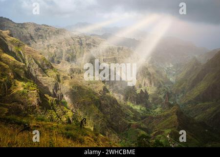 Sonnenstrahlen, die durch die Wolken in der felsigen Berglandschaft im XO-xo-Tal auf der Insel Santo Antao, Kap Verde. Stockfoto