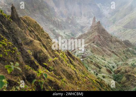 Berggipfel im Xo-Xo Tal der Insel Santa Antao auf den Kapverden. Aride und Erosion Berggipfel und Dorf im Tal. Stockfoto