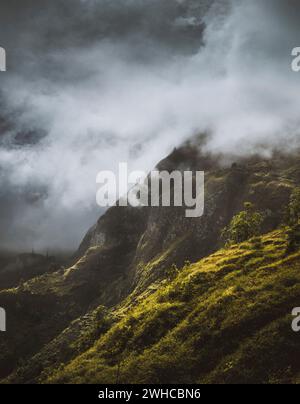 Atemberaubende Landschaft mit Nebel, der über riesige Berghänge fließt und ins grüne Tal fließt. Santo Antao Kap Verde Cabo Verde. Stockfoto