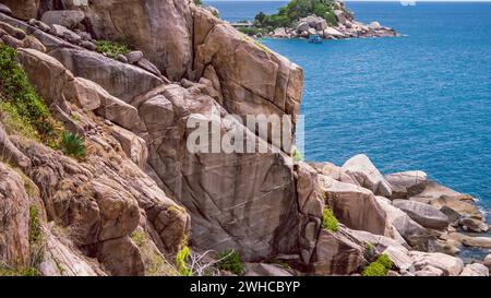 Wunderschöne Koh Tao Inseln in Thailand. Große Steine mit Laem Thian Beach im Hintergrund. Stockfoto