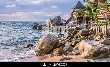 Bambushütte auf dem roks über Meer bei Sonnenuntergang, Koh Tao, Samui, Thailand Stockfoto