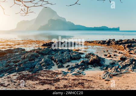 Rocky Beach bei Ebbe im Morgenlicht vor der fantastischen Cadlao Island, El-Nido, Palawan, Philippinen. Stockfoto