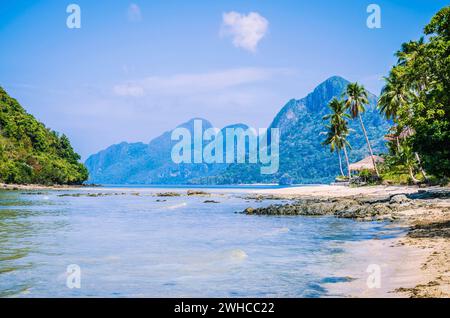 Marimegmeg Sonnenstrand in Ebbe in El Nido, Bar unter Palmen vor, Palawan, Philippinen Stockfoto