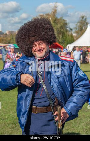 Moskau, Russland 1. Oktober 2016: Kosaken-Treffen. Porträt eines älteren grauhaarigen Kosaken mit Kamera. Kozak auf Urlaub mit Kozachkas. Die Na Stockfoto