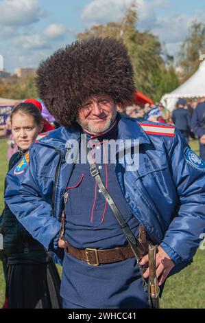 Moskau, Russland 1. Oktober 2016: Kosaken-Treffen. Porträt eines älteren grauhaarigen Kosaken mit Kamera. Kozak auf Urlaub mit Kozachkas. Die Na Stockfoto