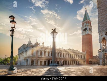 Piazza San Marco in Venedig mit Morgensonne, Italien Stockfoto