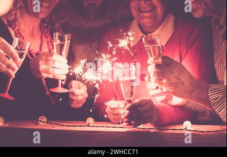 Gruppe von Menschen feiern das neue Jahr oder eine andere Partei Zusammen mit Wunderkerzen und Champagner - Familie mit Senioren und Erwachsene genießen Stockfoto