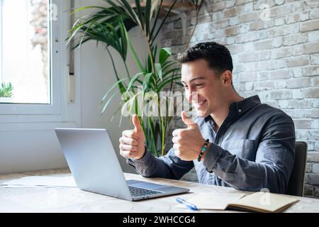 Konzentrierter, geschulter Geschäftsmann der Millennial-kaukasier in Brille mit Kopfhörer und Mikrofon, Teilnahme an Online-Webkameraverhandlungen mit Computer-App, Fernkommunikationskonzept. Stockfoto