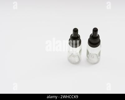 Zwei Tropfflaschen aus Glas, isoliert auf weißem Hintergrund Stockfoto