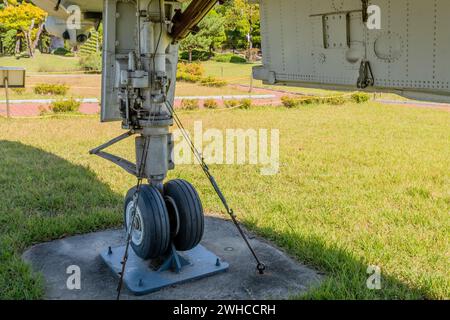 Fahrwerk vorn und Tür an der Bucht des Düsenjägers im öffentlichen Park Stockfoto