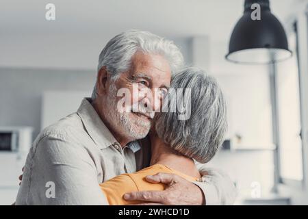 Glückliches, reifes verliebtes Ehepaar, das grauen, lachenden Ehemann und Ehefrau mit geschlossenen Augen, horizontalem Banner, lächelnde Familie mittleren Alters, die zärtliche Momente genießt, glückliche Ehe, aufrichtige Gefühle Stockfoto