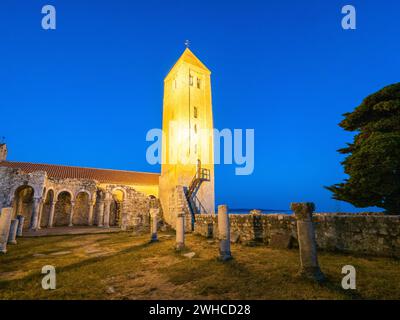 Ruinen und beleuchteter Glockenturm der Basilika St. Johannes des Evangelisten, blaue Stunde, Altstadt, Rab, Insel Rab, Kroatien Stockfoto