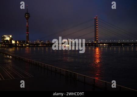 Blick über den Rhein mit Fernsehturm und Brücke, Nachtaufnahme, Düsseldorf, Deutschland Stockfoto