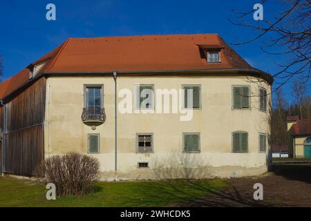 Alte Burg, klassizistische Burganlage Krauchenwies von 1769 bis 1785, Dreiflügelbau des Frühklassizismus, Wasserschloss, historisches Gebäude Stockfoto